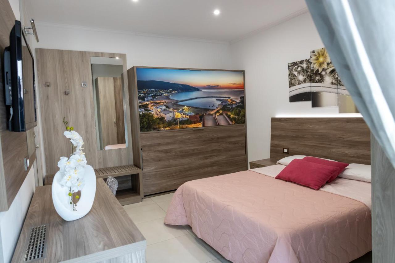 Mary VI Rooms Peschici Eksteriør billede